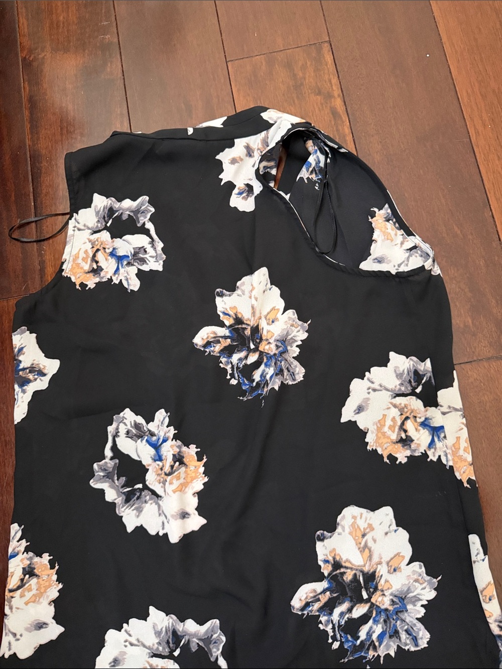 Vince Camuto Black Sleeveless V-Neck Top with Cream & Blue Floral Print - Picture 4 of 4